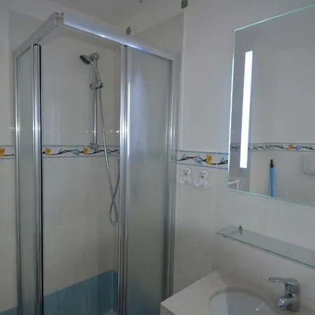 Appartement Studio 2 Personnes En Face De La Gare Centrale De Nice-ville Proche Tramway *