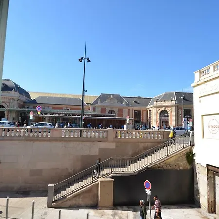 Appartement Studio 2 Personnes En Face De La Gare Centrale De Nice-ville Proche Tramway